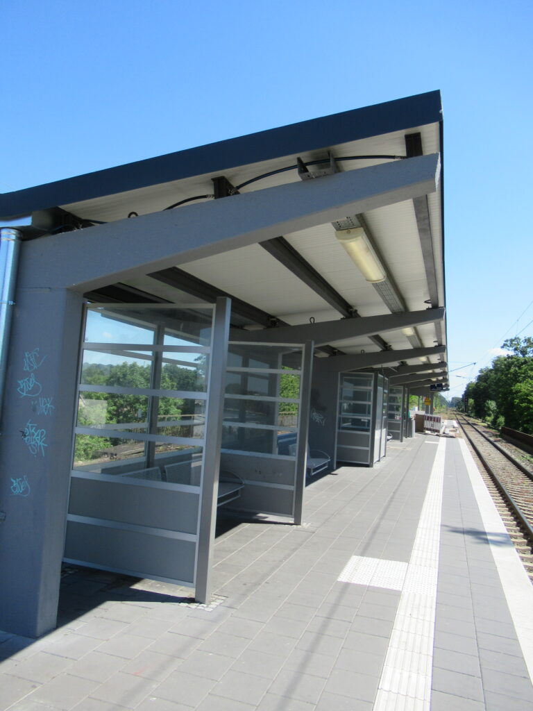 Erneuerung Bahnsteigdach in Hückelhoven-Baal.