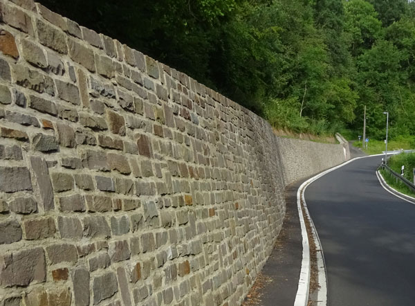 Erneuerung der bergseitigen Stützwand an der K19 zwischen Hennef-Stein und Blankenberg.