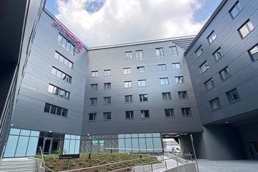 Hotel Moxy Köln Airport - Innenhof.