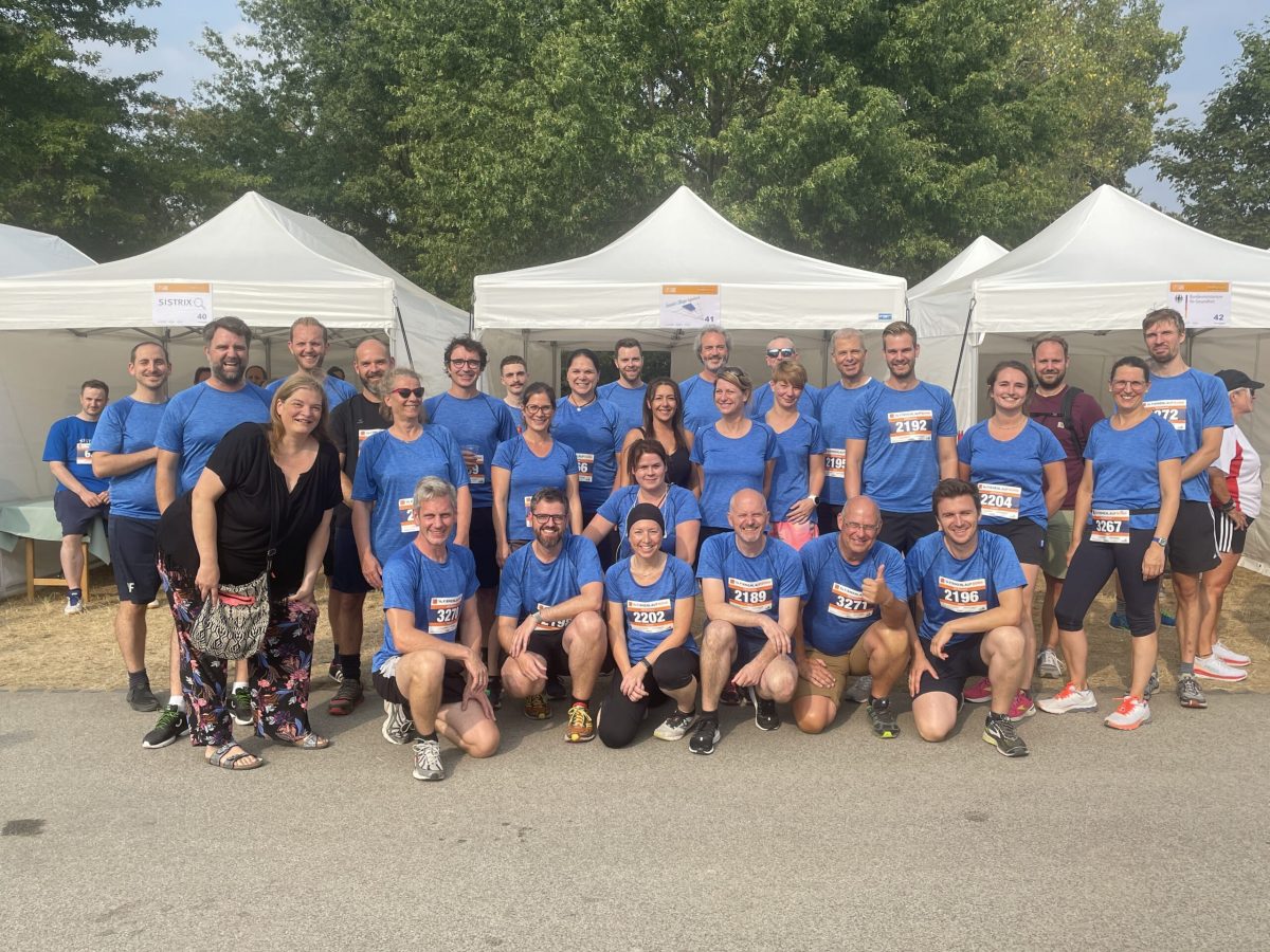 Das HZI-Team beim Firmenlauf Bonn 2022.