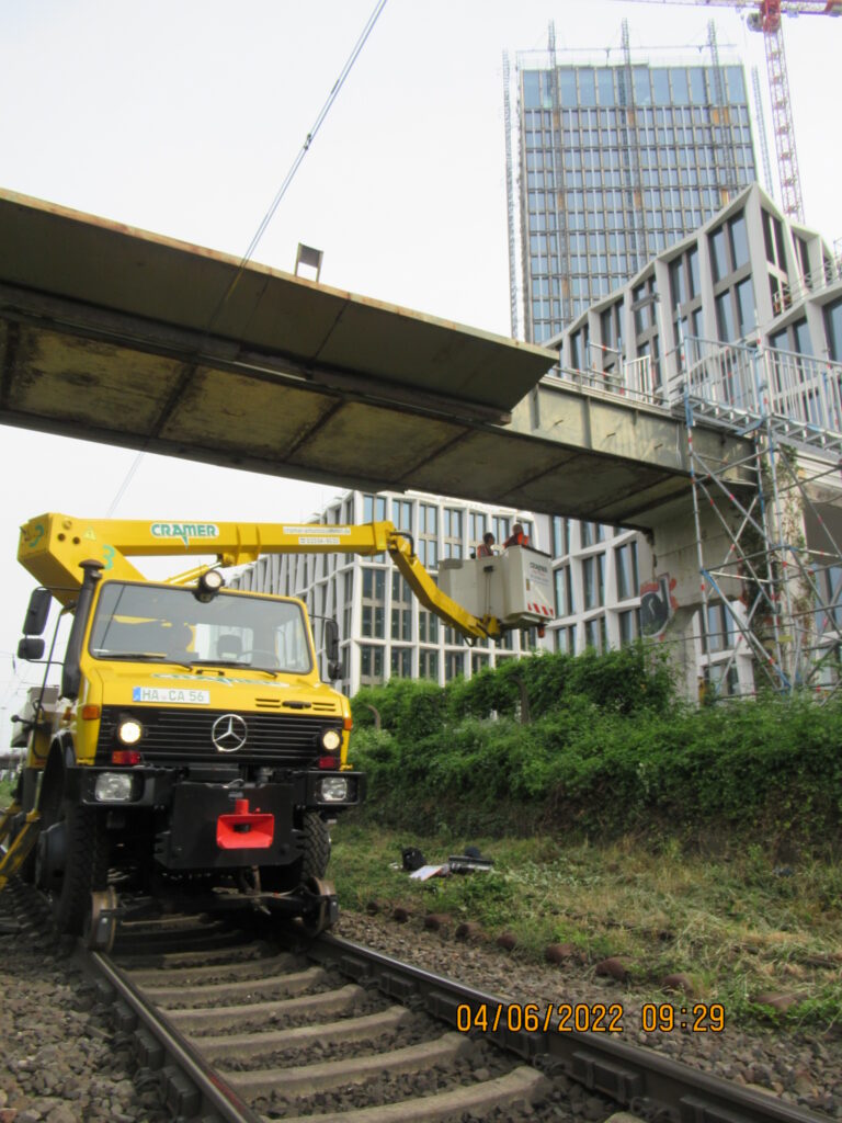 Bauwerkprüfung Fußgängerbrücke Straßburger Weg in Bonn über DB-Gleise.