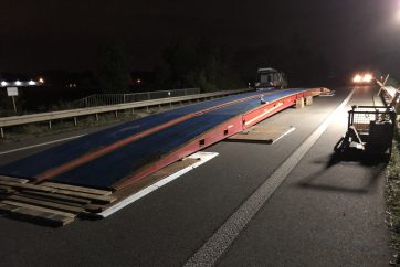 Schwerlasttransport über Brückenbauwerk.