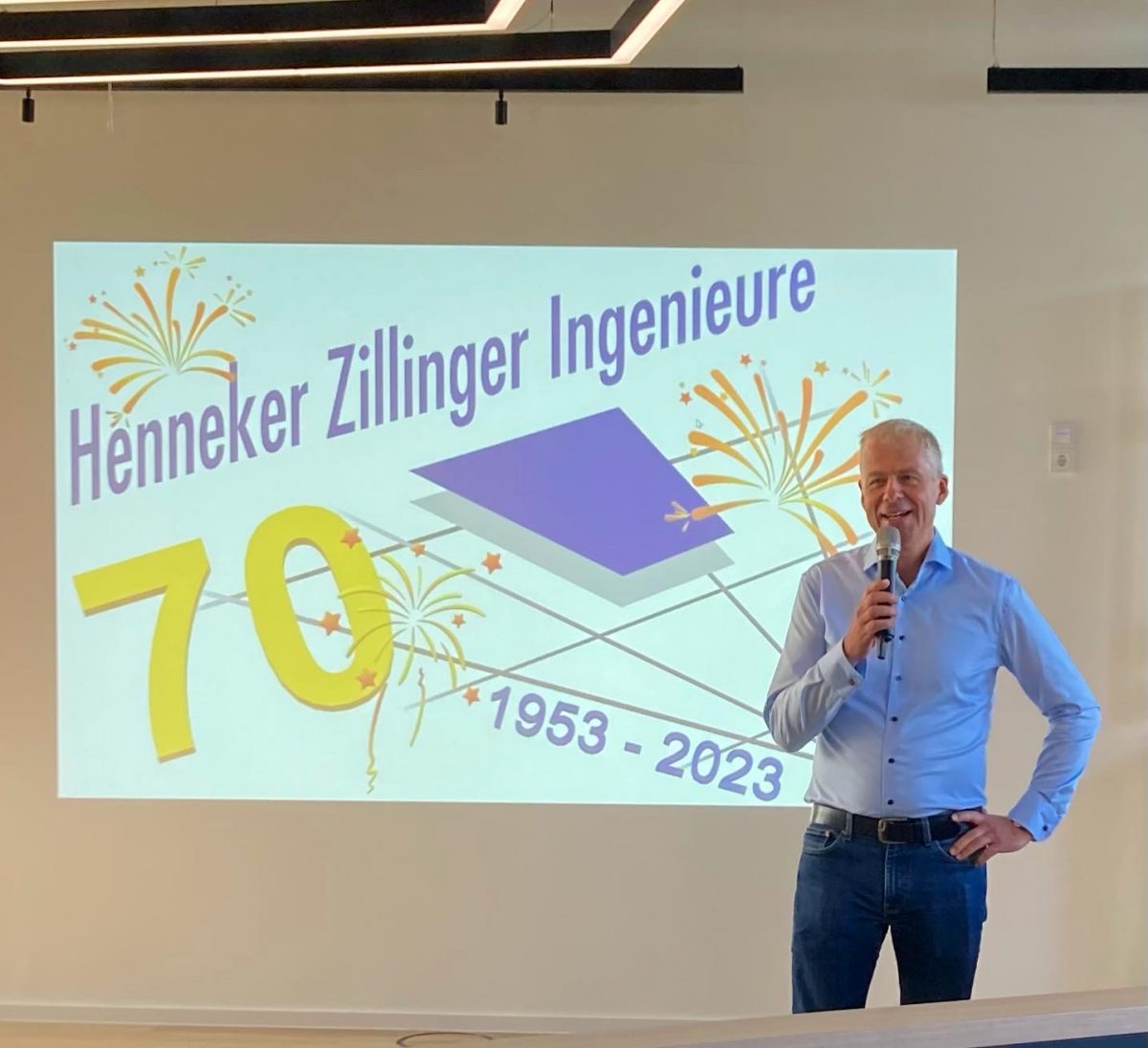 70 Jahre HZI-Feier - Start im Veranstaltungsraum durch Wulf Zilllinger.