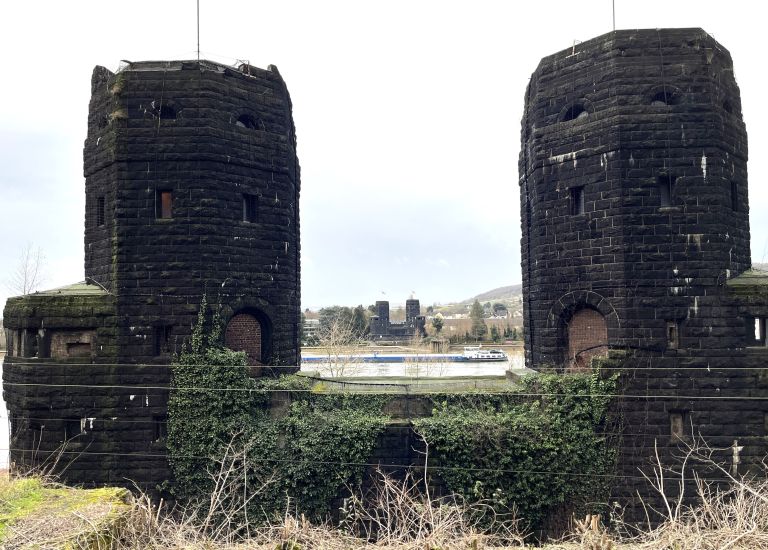 Brückentürme Erpel mit Blick auf den Rhein.