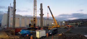 Aufstellen der 140 t schweren Stahlbetonstützen bei Hitachi Energy in Bad Honnef.