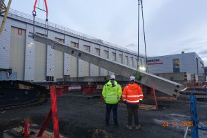 Aufstellen der 140 t schweren Stahlbetonstützen bei Hitachi Energy in Bad Honnef.