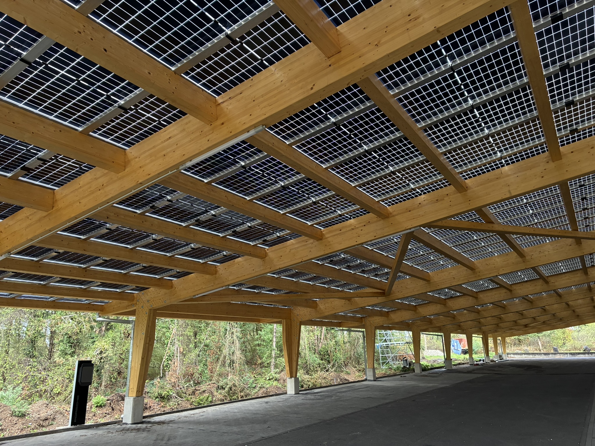 Moderne Holztragwerke mit Photovoltaik (PV) in Boppard beim Nature Resort Hotel Jakobsberg.