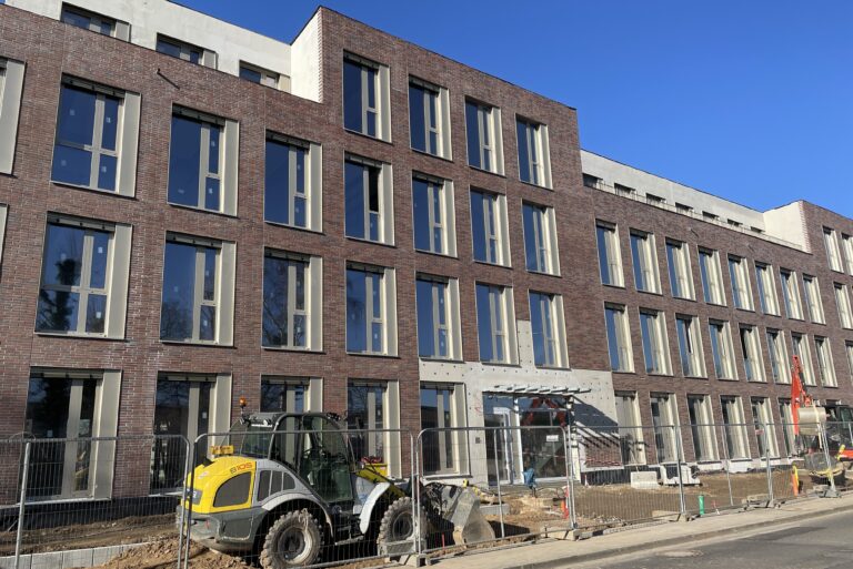 Eingangsbereich Bürogebäude HZI während der Bauphase.